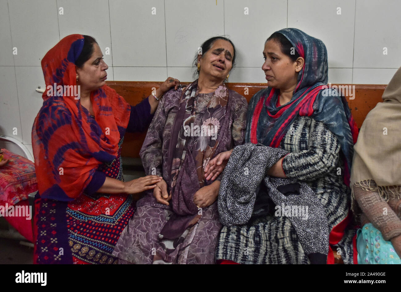 Srinagar, India. Xii oct, 2019. Un parente di una persona infortunata grida in un ospedale locale dopo l'attacco granata a Srinagar.decine di persone sono rimaste ferite in un attacco granata da sospetti militanti qui a Srinagar il sabato pomeriggio. L'esplosione danneggiato anche windows di veicoli parcheggiati nelle vicinanze. L'attacco arriva nonostante le strette misure di sicurezza dal centro raschiato l'articolo 370, che concede lo status speciale di Jammu e Kashmir il 5 agosto. Credito: SOPA Immagini limitata/Alamy Live News Foto Stock