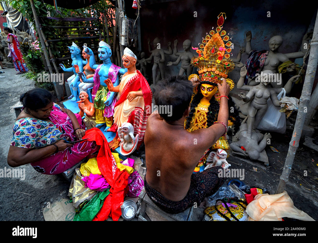 Kolkata, India. Xii oct, 2019. Un artista visto dare il tocco finale sull'idolo di dea Lakshmi al mozzo dell'artista in Kolkata.Kozagari Lakshmi puja adorato principalmente mediante il bengali indù dopo Durgapuja. Lakshmi è la dea della ricchezza secondo la mitologia indù e di essere adorato da casa in casa nella speranza di ricchezza da gli indù. Credito: SOPA Immagini limitata/Alamy Live News Foto Stock