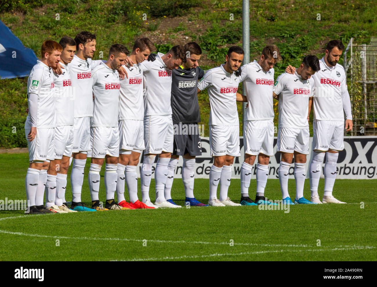 Sport, calcio, lega regionale West, 2019/2020, Wuppertaler SV vs. SC Verl 2-5, Zoo Stadium, SC Verl team nel corso del minuto di silenzio in onore delle vittime mortali di Halle, f.l.t.r. Patrick Choroba, Ron Schallenberg, Yannick Langesberg, Nico Hecker, Jan Schoeppner, Julian Stoeckner, Robin Brueseke, Mehmet Alp Kurt, Lars Ritzka, Ayguen Yildlirim, Zlatko Janjic Foto Stock