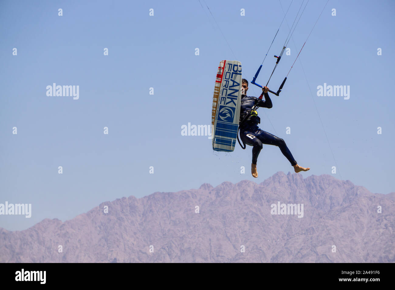 Eilat, Israele - 12 Aprile 2019: avventurosi è uomo di sport acquatici, kite in Mar Rosso durante una giornata di sole. Foto Stock