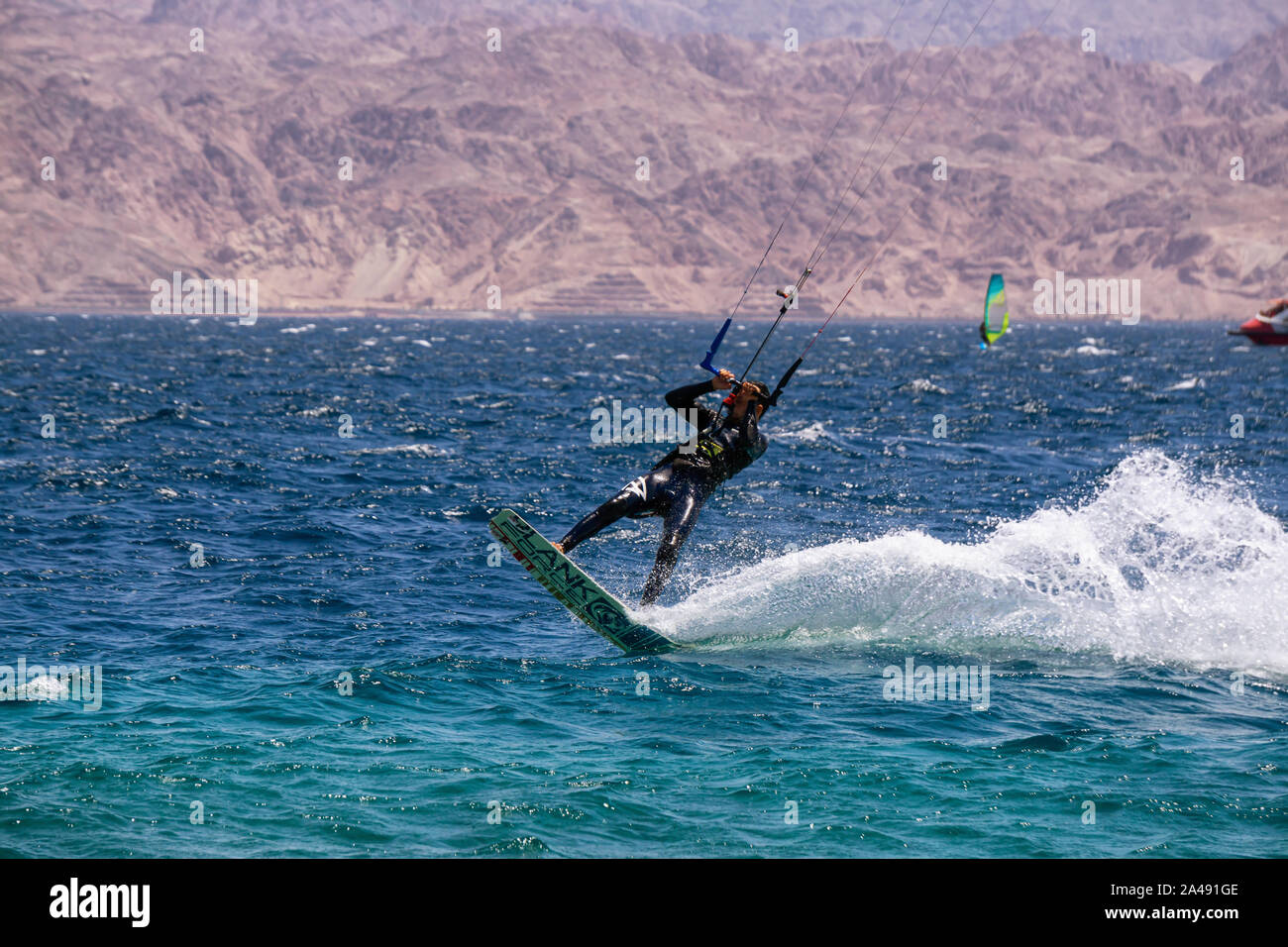 Eilat, Israele - 12 Aprile 2019: avventurosi sono sport acquatici, kite in Mar Rosso durante una giornata di sole. Foto Stock