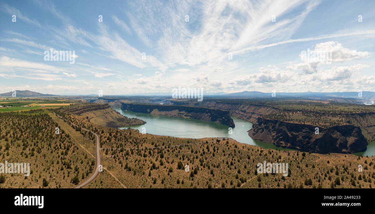 Bella Vista aerea del cove stato Palisades Park durante una torbida e soleggiata giornata estiva. Preso in Oregon, Stati Uniti d'America. Foto Stock