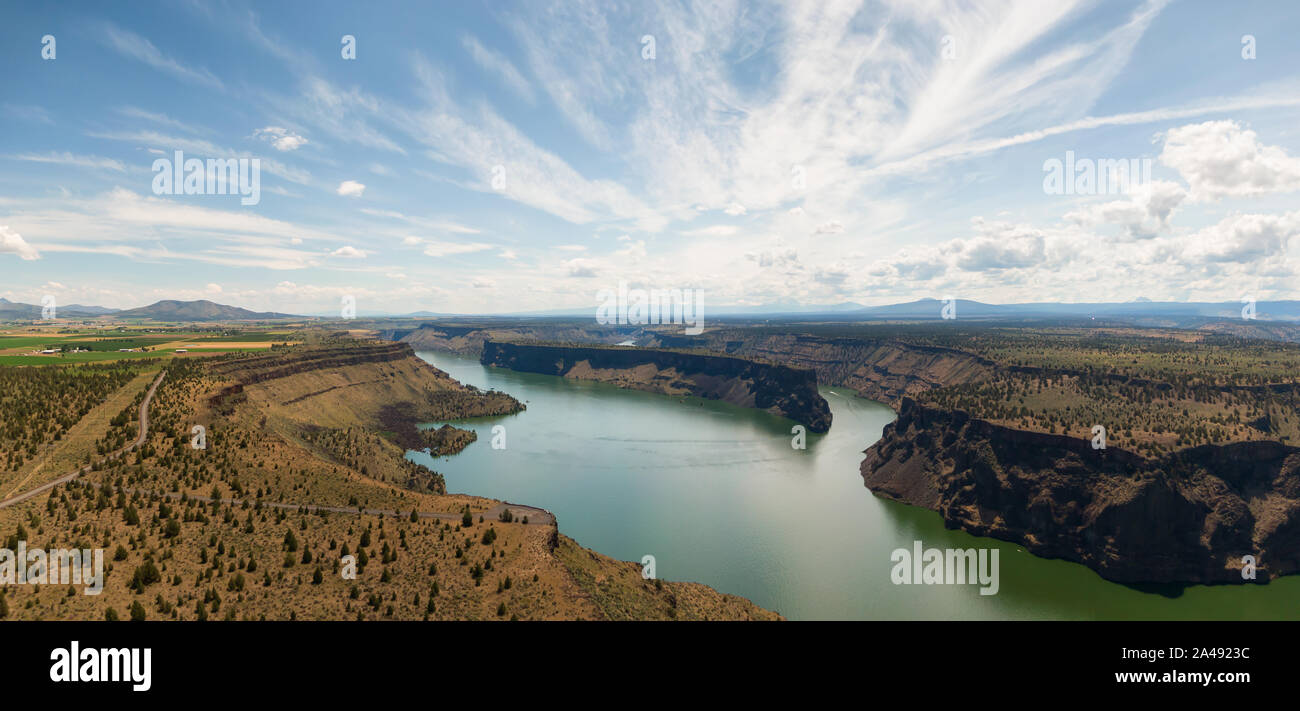 Bella Vista aerea del cove stato Palisades Park durante una torbida e soleggiata giornata estiva. Preso in Oregon, Stati Uniti d'America. Foto Stock