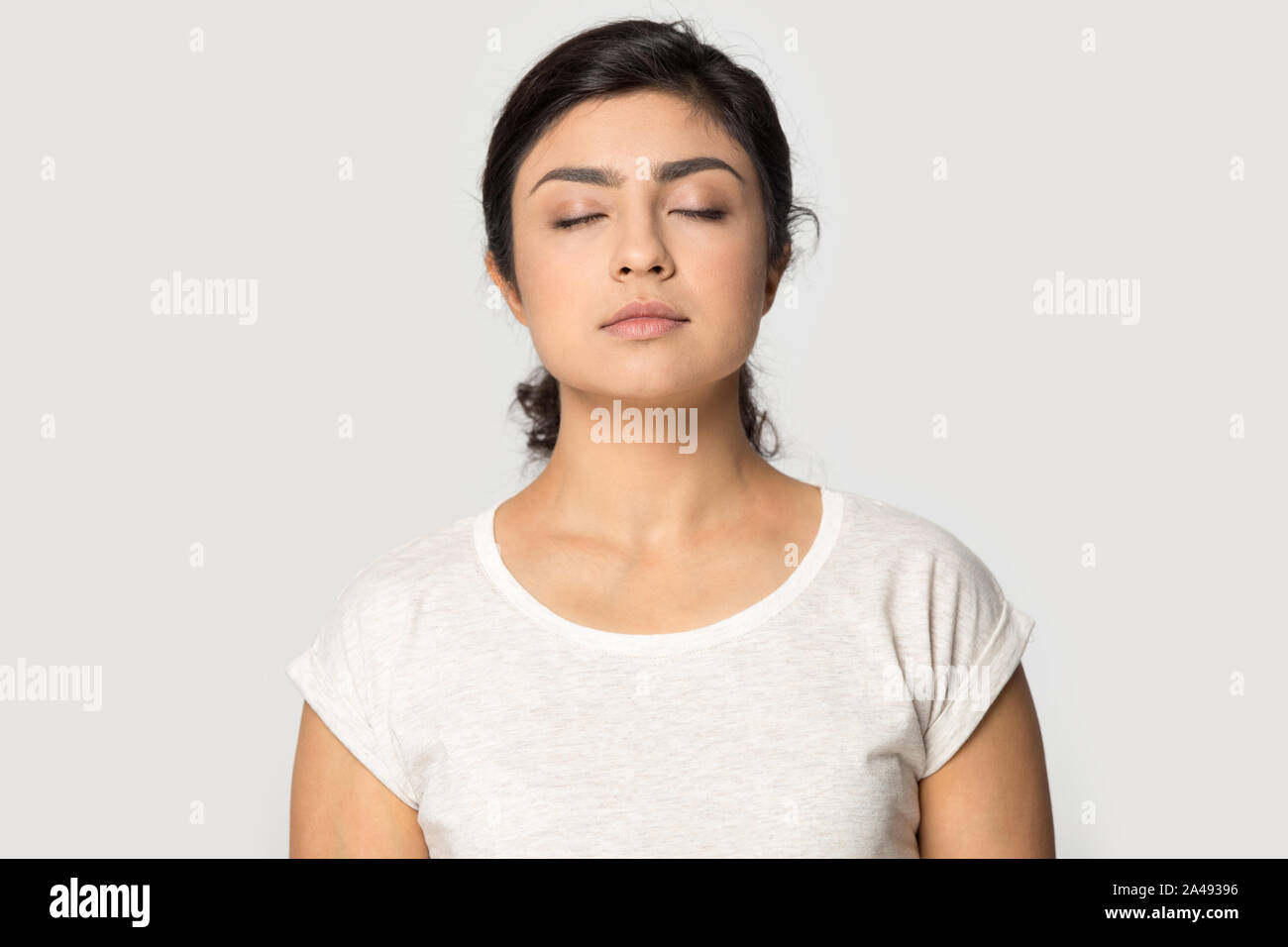 Calma ragazza indiana meditare respirando aria fresca Foto Stock