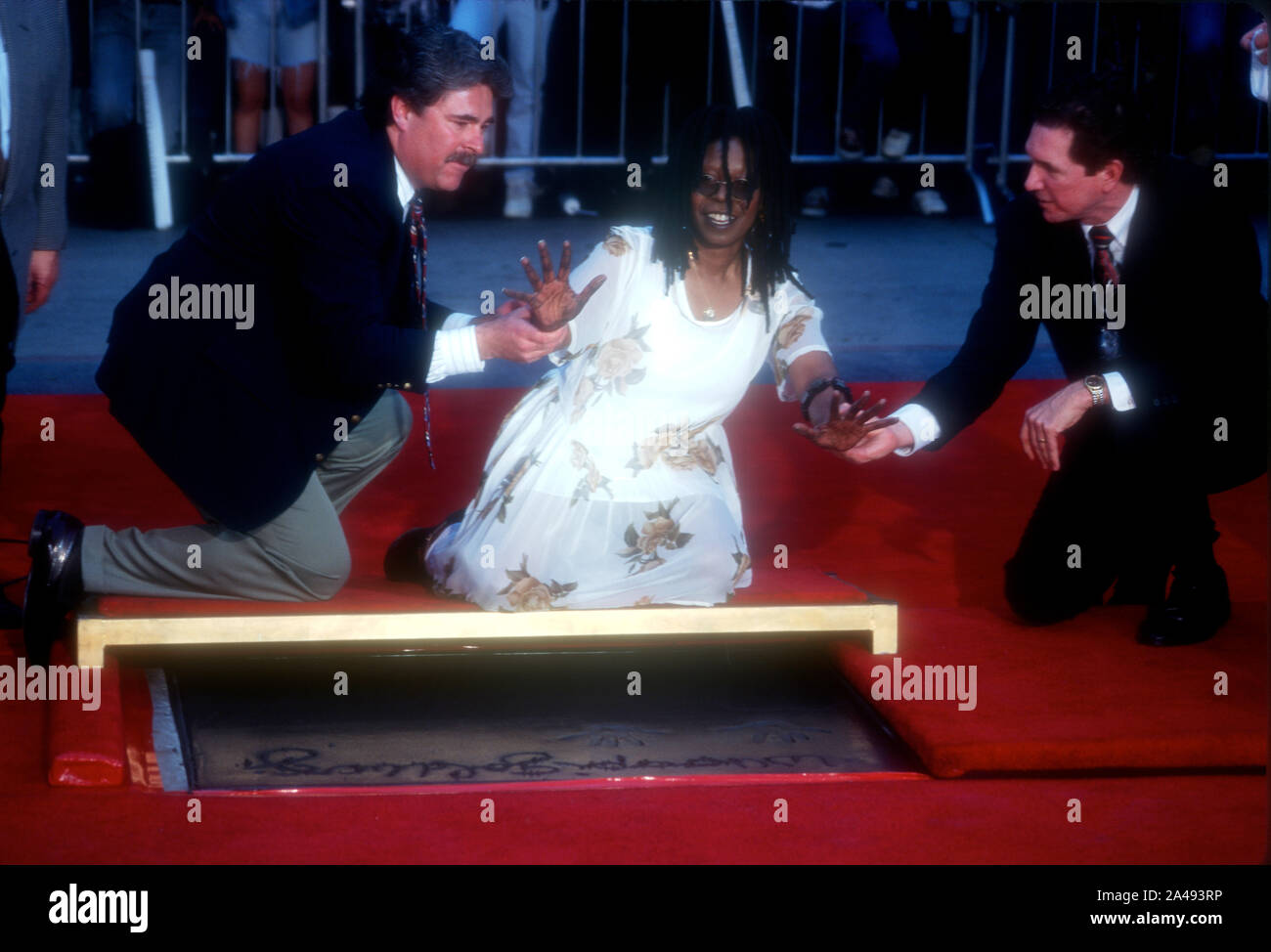 Hollywood, California, Stati Uniti d'America 2 febbraio 1995 l'attrice Whoopi Goldberg assiste Whoopi Goldberg mano e impronte cerimonia tenutasi il 2 febbraio 1995 presso il Teatro Cinese di Mann in Hollywood, California, Stati Uniti d'America. Foto di Barry re/Alamy Stock Photo Foto Stock