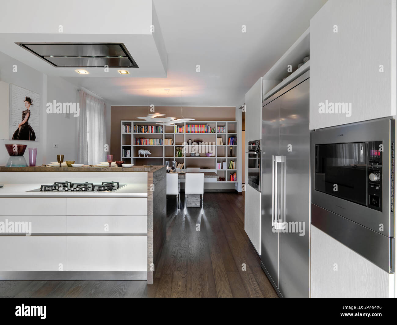 Interior shot di una cucina moderna che si affaccia su hte sala da pranzo il pavimento è in legno Foto Stock