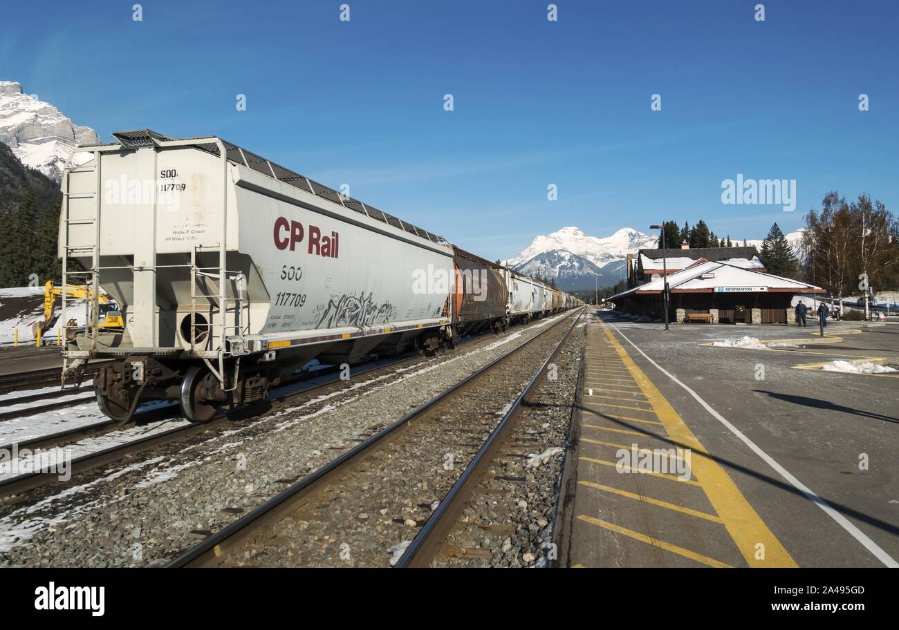 CP o Canadian Pacific Railway Freight Train Cars fermata alla stazione ferroviaria di Banff Heritage, Alberta Canada Foto Stock
