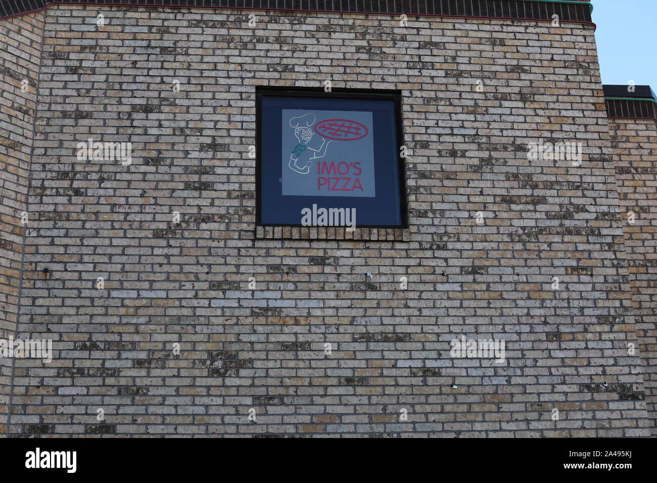 Louis, Missouri / STATI UNITI D'America - 12 Ottobre 2019: IMO's Pizza logo su un muro di mattoni. Dell' Imo Franchising, Inc è uno dei " St Louis' più grandi catene alimentari del piz Foto Stock