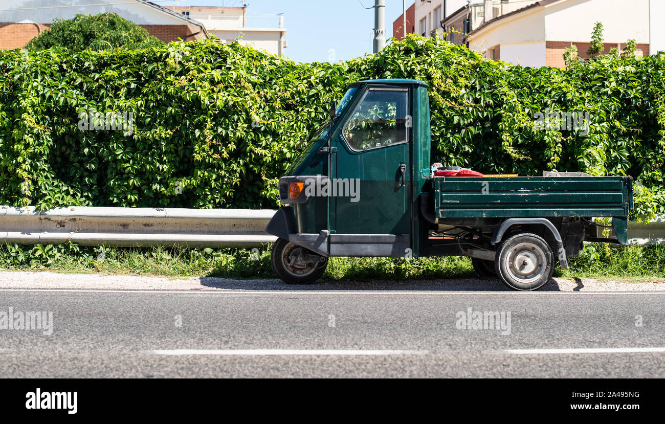 Tipica italiana agricoltura piccolo camion su tre ruote. Ape trasporto in Italia. Foto Stock