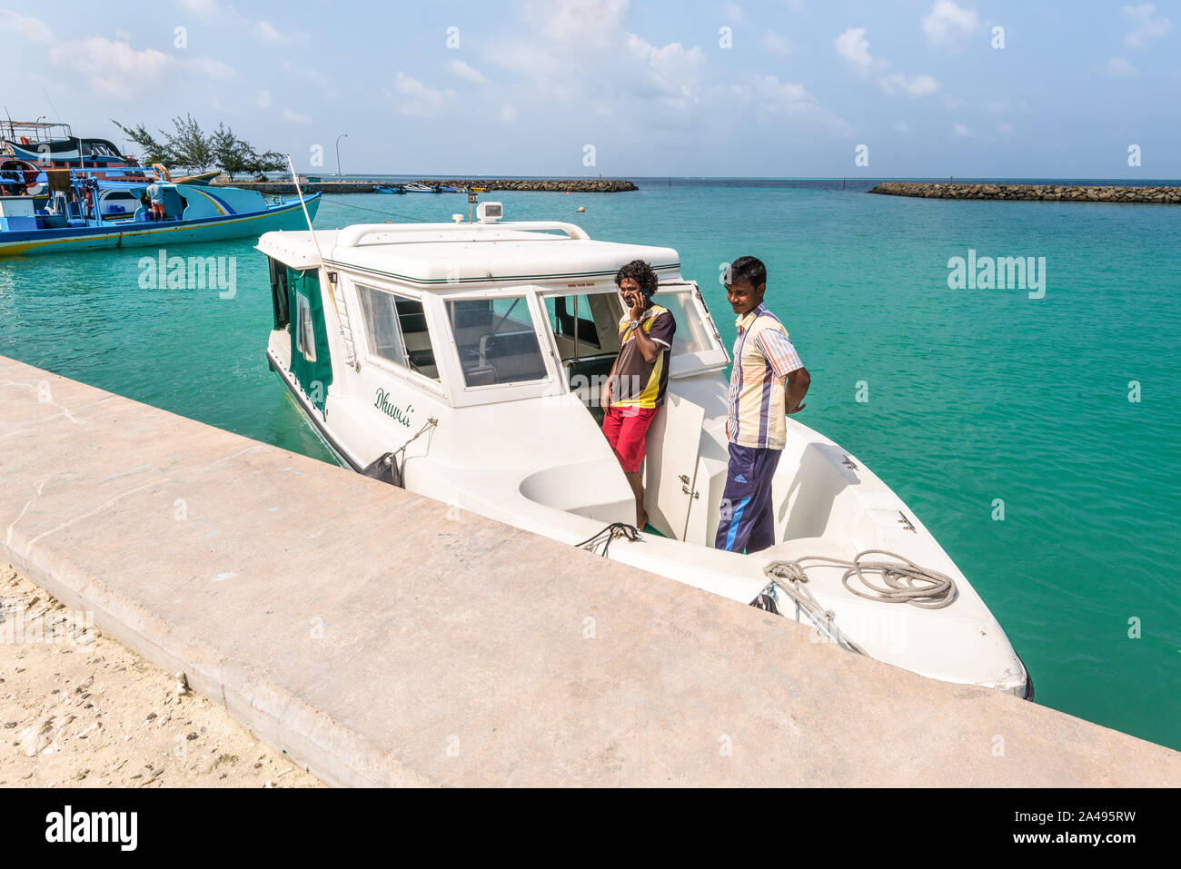 Maschio, Maldive - Novembre 17, 2017: piccoli battellieri sono in attesa per i turisti su un battello per un tour dell'isola Gulhi e altri nelle Maldive. Foto Stock