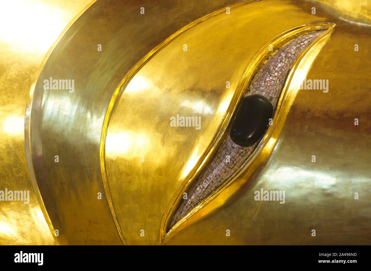 Close up occhi golden Buddha. Scultura in stucco. Simboli religiosi. Foto Stock