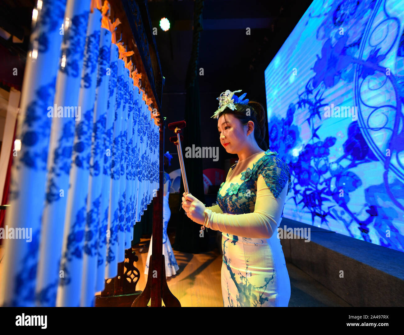 Nanchang Cina. Xiii oct, 2019. Un musicista esegue durante un concerto a Jingdezhen, Cina orientale, 13 ottobre, 2019. Un concerto con il quale tutti gli strumenti sono stati riprodotti in porcellana, si è svolta a Jingdezhen, una città rinomata per i suoi oltre 1.700 anni di storia della porcellana. Credito: Hu Chenhuan/Xinhua/Alamy Live News Foto Stock