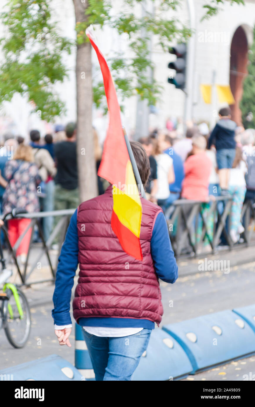 Giovane uomo che porta una bandiera della Spagna per una dimostrazione o per una partita di football mach. Foto Stock