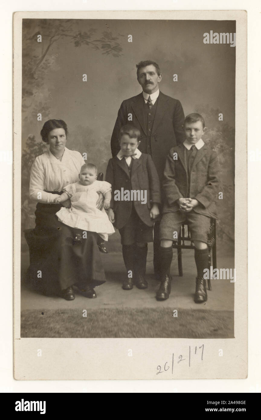 WW1 era ritratto in studio cartolina del gruppo familiare, datato 26.2.17 sulla parte anteriore, U.K. Foto Stock