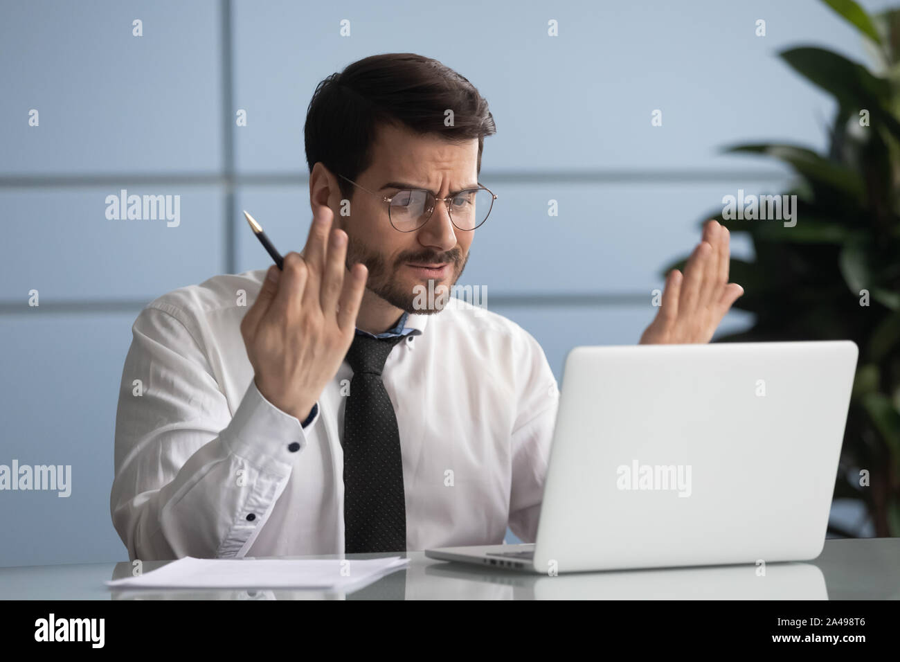 Arrabbiato manager irritato dalla scarsa connessione internet. Foto Stock