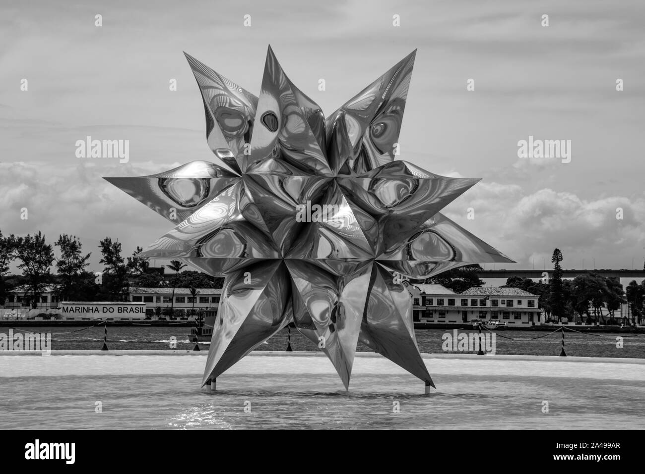 Rio de Janeiro, Brasile - 24 Marzo 2016: La stella soffiato, scultura di alluminio lucidato da Frank Stella presso il Museo di domani, a Rio de Janeiro Foto Stock