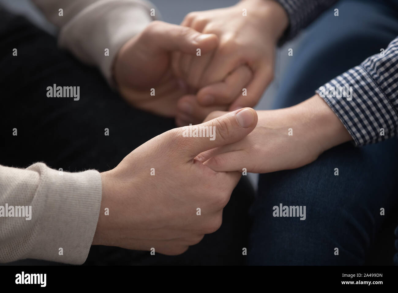 Close up giovane uomo che mostra il supporto e amore alla moglie. Foto Stock