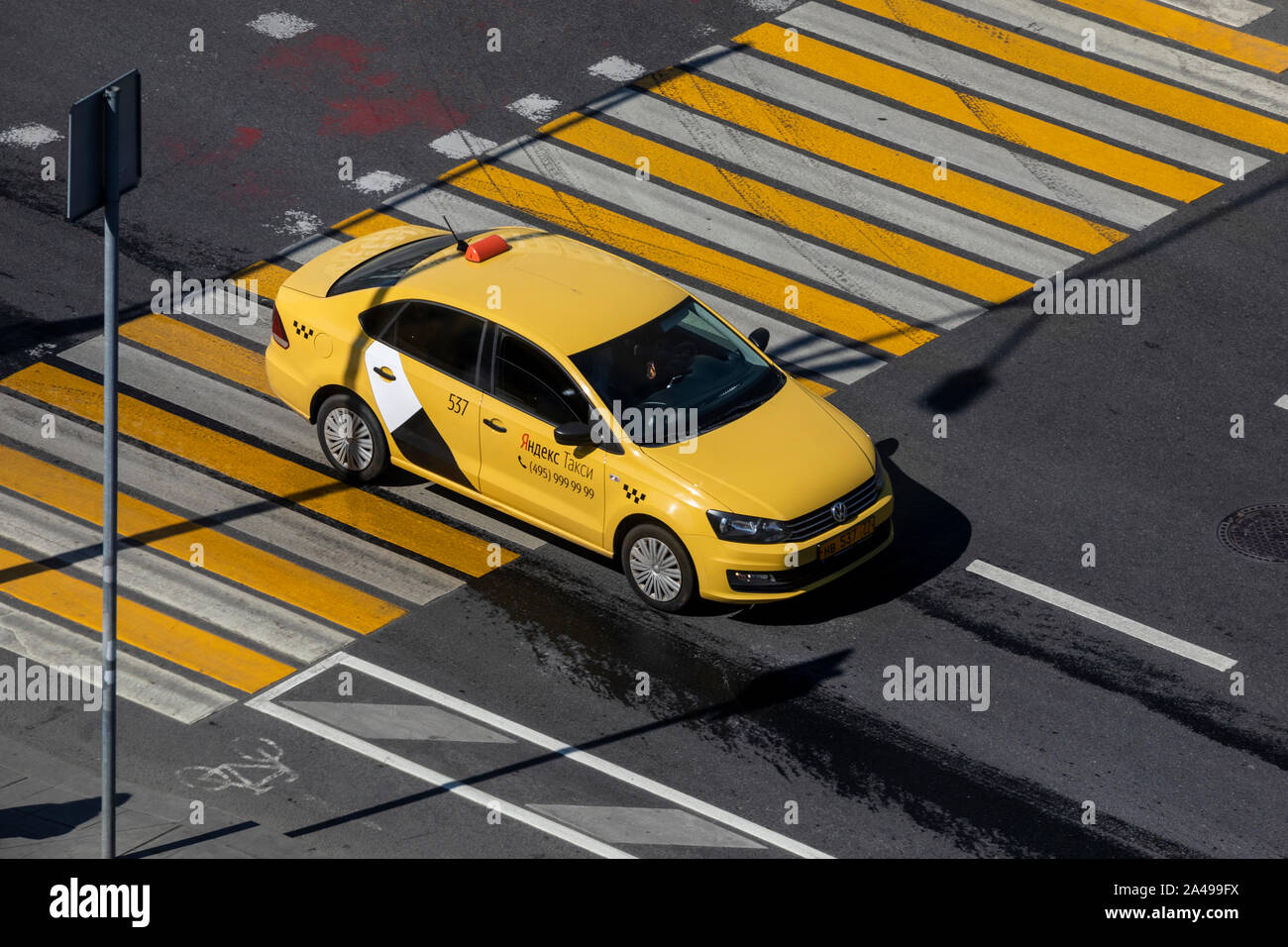 Vista aerea di Yandex taxi auto, che va attraversando nel centro di Mosca, Russia Foto Stock