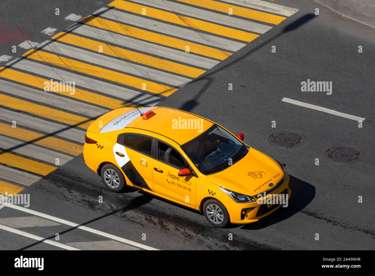 Vista aerea di Yandex taxi auto, che va attraversando nel centro di Mosca, Russia Foto Stock