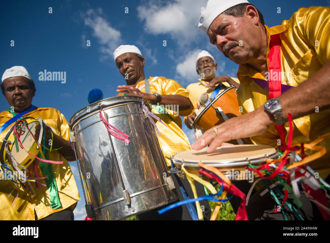Gonçalves, Minas Gerais, Brasile - 19 Marzo 2016: Brasiliano gli uomini in costume suonando la batteria, celebrando la baldoria del re durante il carnevale Foto Stock