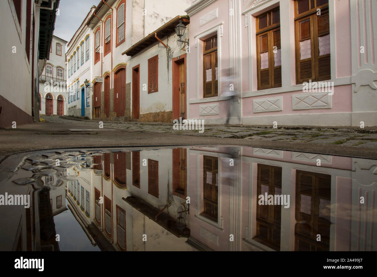Sao Joao del Rei, Minas Gerais, Brasile - Marzo 05, 2016: la riflessione in una pozza di acqua di una strada del centro storico di Sao Joao del Rei Foto Stock