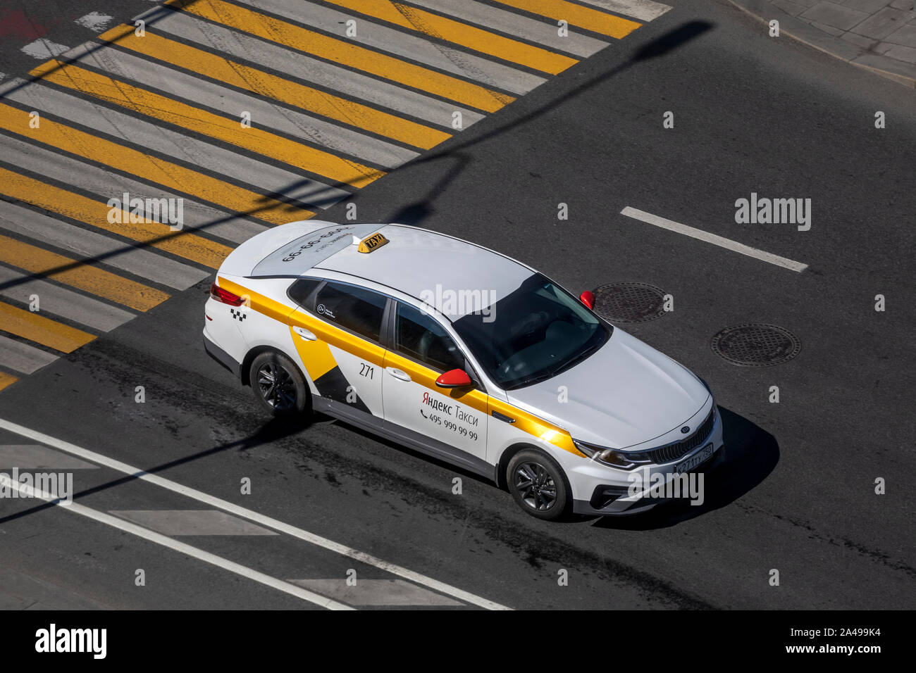Vista aerea di Yandex taxi auto, che va attraversando nel centro di Mosca, Russia Foto Stock