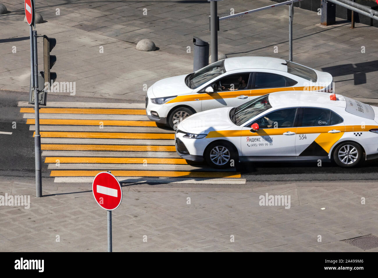 Vista aerea di Yandex taxi auto, che va attraversando nel centro di Mosca, Russia Foto Stock