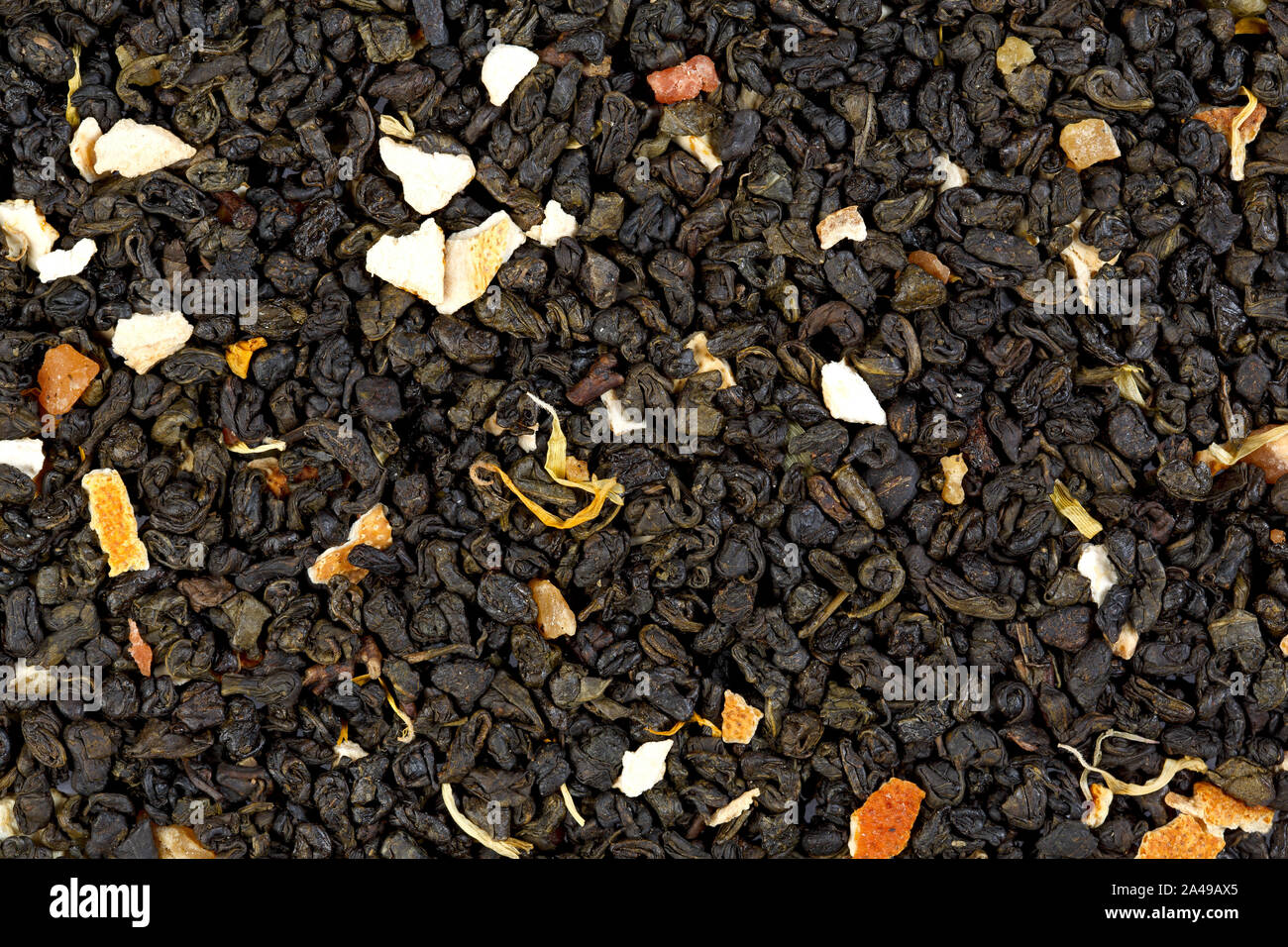 Tè aromatico con frutta e petali di fiori. Può essere utilizzato come sfondo. Foto Stock