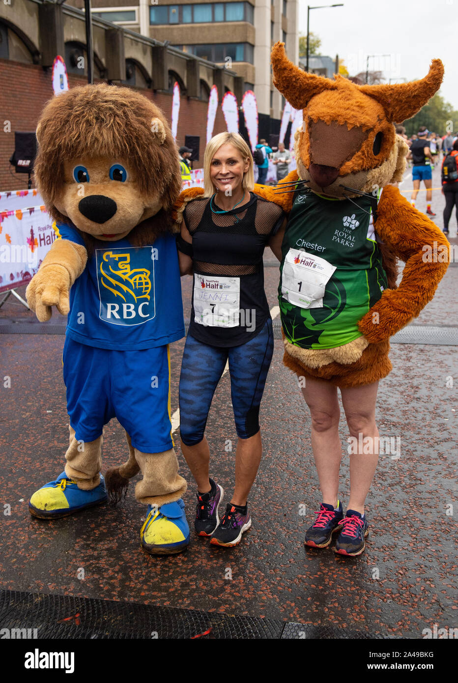 Jenni Falconer all'inizio della Royal Parks Foundation Half Marathon, ad Hyde Park, Londra, che vede oltre 16,000 corridori intraprendere un percorso di 13.1 miglia attraverso quattro degli otto parchi reali di Londra. Foto Stock