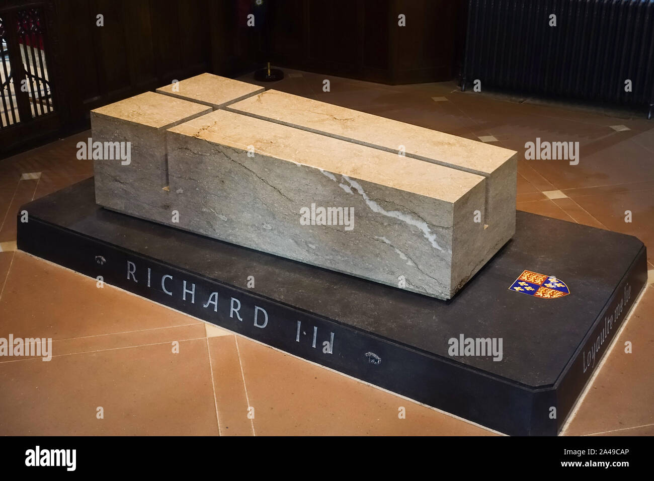 Oggetto contrassegnato per la rimozione definitiva realizzato da fossili Swaledale pietra sopra la tomba del re Richard III nel deambulatorio della cattedrale di Leicester, England, Regno Unito Foto Stock