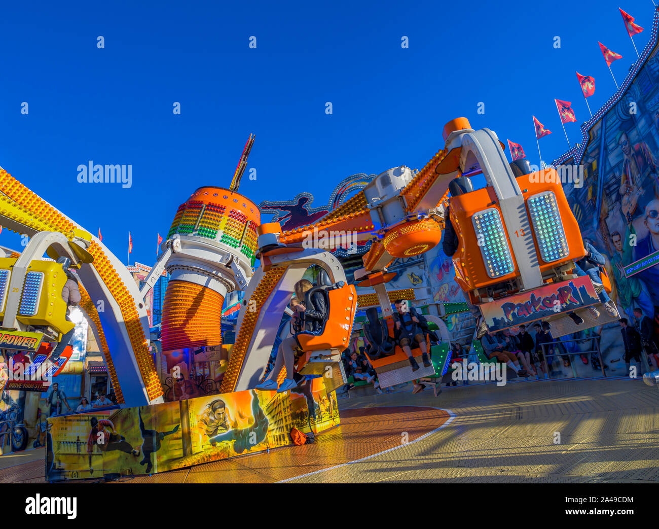 Divertente corsa sull'Oktoberfest a Monaco di Baviera, Baviera, Baviera, Germania, Europa Foto Stock