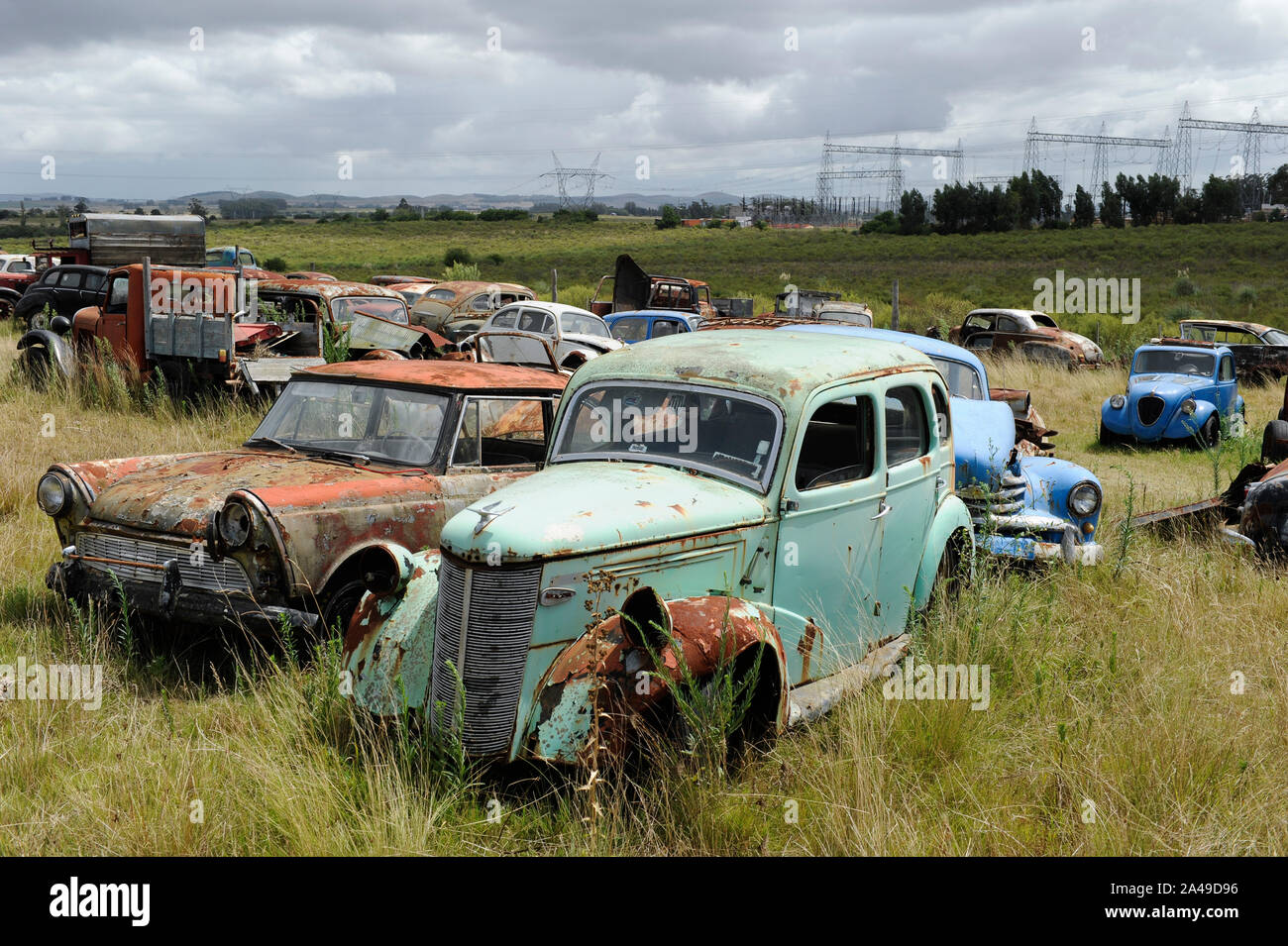URUGUAY - al di fuori di Montevideo, vecchie auto a junkyard Foto Stock