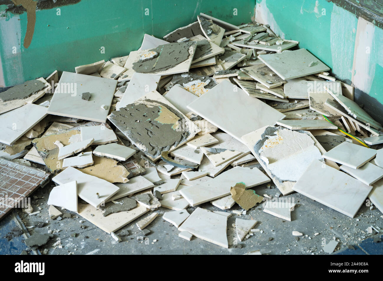 Pila di piastrelle di ceramica rimane dopo la ristrutturazione bagni preparati per essere gettato nel cestino Foto Stock