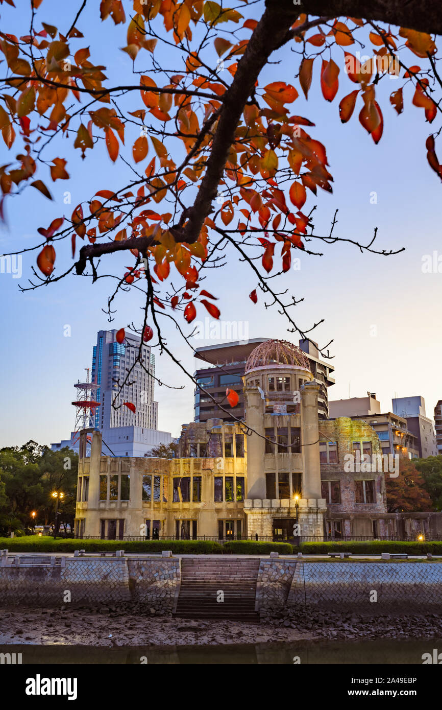 La stagione autunnale al sito del Patrimonio Mondiale la Cupola della Bomba Atomica a Hiroshima, Giappone. Foto Stock