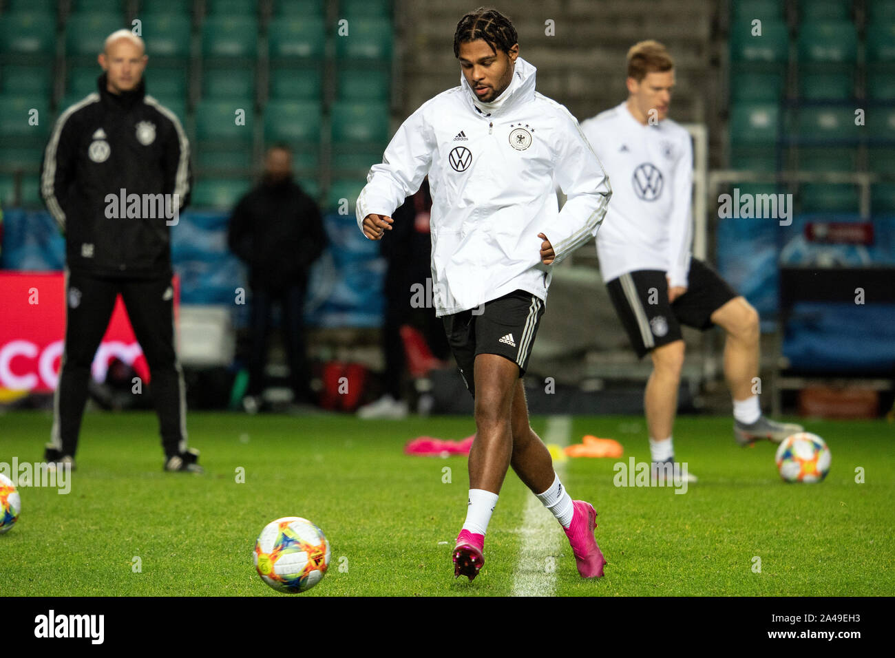 Tallinn, Estonia. Xii oct, 2019. Squadra nazionale prima del campionato europeo match di qualificazione contro Estonia: National Soccer player Serge Gnabry (M) riproduce la sfera durante la fase finale della formazione. Allenatore nazionale Löw ha rivelato che voleva nominare Serge Gnabry, chi è la riproduzione di una sempre crescente quantità di calcio al momento, per la Coppa del Mondo in Brasile cinque anni fa. Credito: dpa picture alliance/Alamy Live News Foto Stock