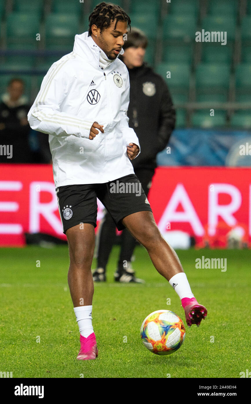 Tallinn, Estonia. Xii oct, 2019. Squadra nazionale prima del campionato europeo match di qualificazione contro Estonia: National Soccer player Serge Gnabry gioca la palla durante la fase finale della formazione. Allenatore nazionale Löw ha rivelato che voleva nominare Serge Gnabry, chi è la riproduzione di una sempre crescente quantità di calcio al momento, per la Coppa del Mondo in Brasile cinque anni fa. Credito: dpa picture alliance/Alamy Live News Foto Stock