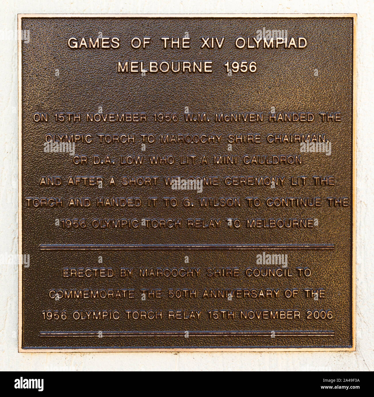 Il Melbourne 1956 Giochi Olimpici una lapide commemorativa al di fuori della Maroochy Shire Council uffici in Nambour sulla costa del sole del sud est Queensl Foto Stock