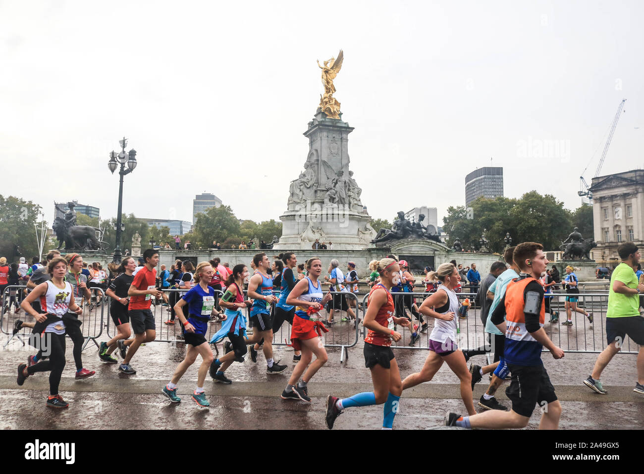 Londra, UK, 13 ottobre 2019. Centinaia di corridori con molti in esecuzione per raccogliere fondi per beneficenza prendere parte al Royal Parks mezza maratona, in un corso che prende in Hyde Park, il parco verde, St James Park e segni distintivi famosi in tutto il mondo. Credito: amer ghazzal/Alamy Live News Foto Stock