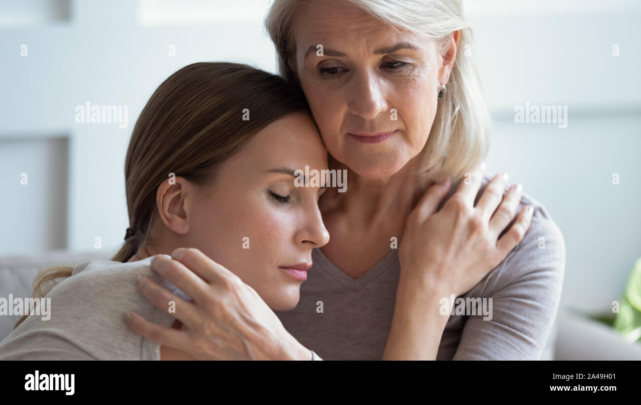 Amorevole preoccupazione i vecchi 60s madre consolante triste figlia adulta Foto Stock
