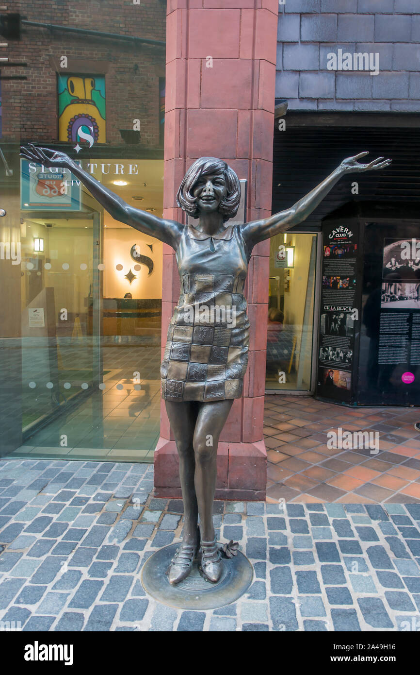 Cilla Black,statua,da,Artisti Andy Edwards e Emma Rodgers,al di fuori del Cavern Club,Matthew Street,Liverpool Foto Stock