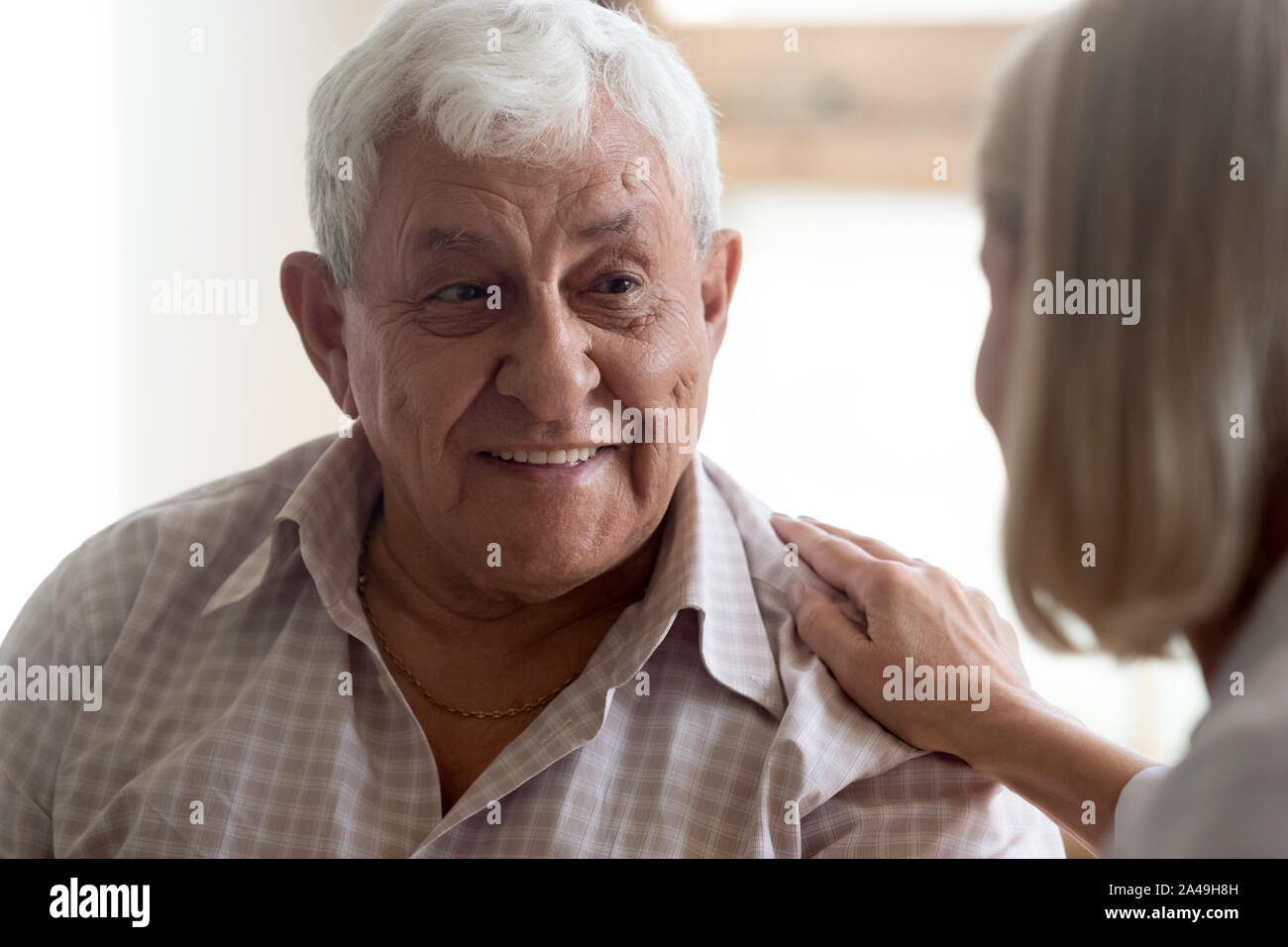 Vista ravvicinata concentrarsi sul paziente anziano comunica con un infermiere Foto Stock