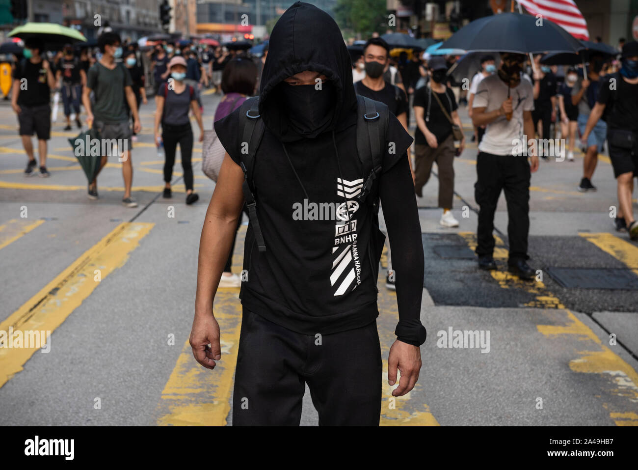 Hong Kong, Cina. Xii oct, 2019. Un manifestante vestito di nero durante il mese di marzo.Hong Kong è stato scosso per oltre quattro mesi di massicce manifestazioni antigovernative. Nonostante la maschera facciale divieto e successivamente gli arresti, i manifestanti hanno continuato a marzo le strade del distretto di Kowloon a seguito di un violento weekend di disordini che anche paralizzata la città della rete ferroviaria. Credito: SOPA Immagini limitata/Alamy Live News Foto Stock