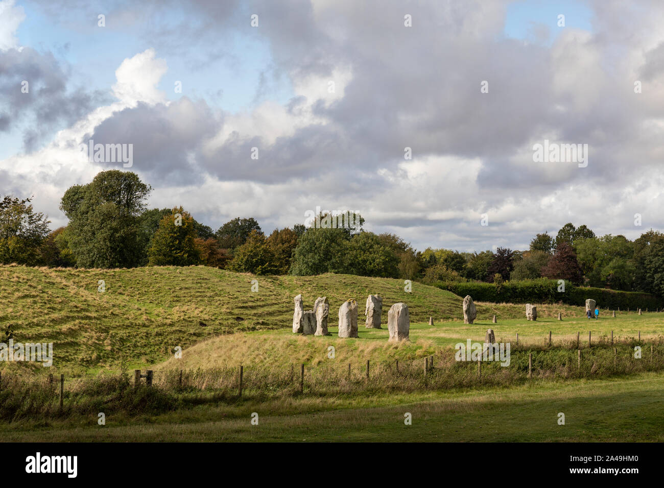 Pietre a piedi ad Avebury, Wiltshire, un sito patrimonio mondiale dell'UNESCO, Inghilterra, Regno Unito Foto Stock
