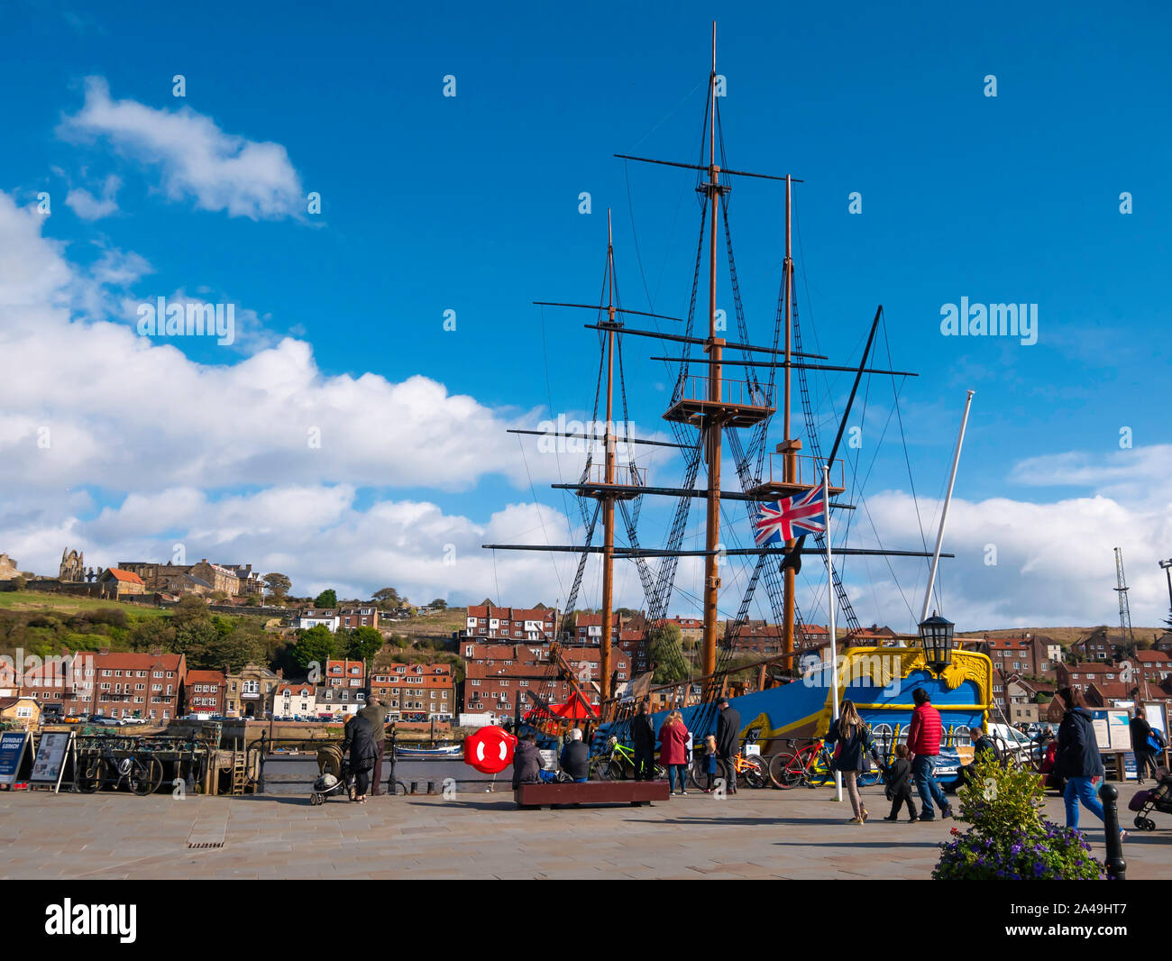 Scala completa replica del capitano James Cook la nave di impegno ora aperto come attrazione turistica e mostra ormeggiato a sforzarsi Wharf Whitby Foto Stock