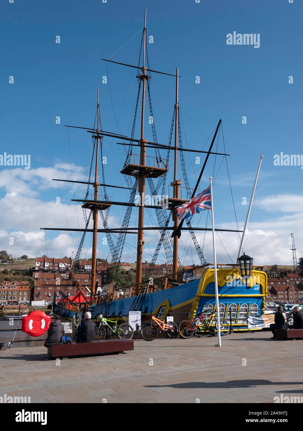 Scala completa replica del capitano James Cook la nave di impegno ora aperto come attrazione turistica e mostra ormeggiato a sforzarsi Wharf Whitby Foto Stock