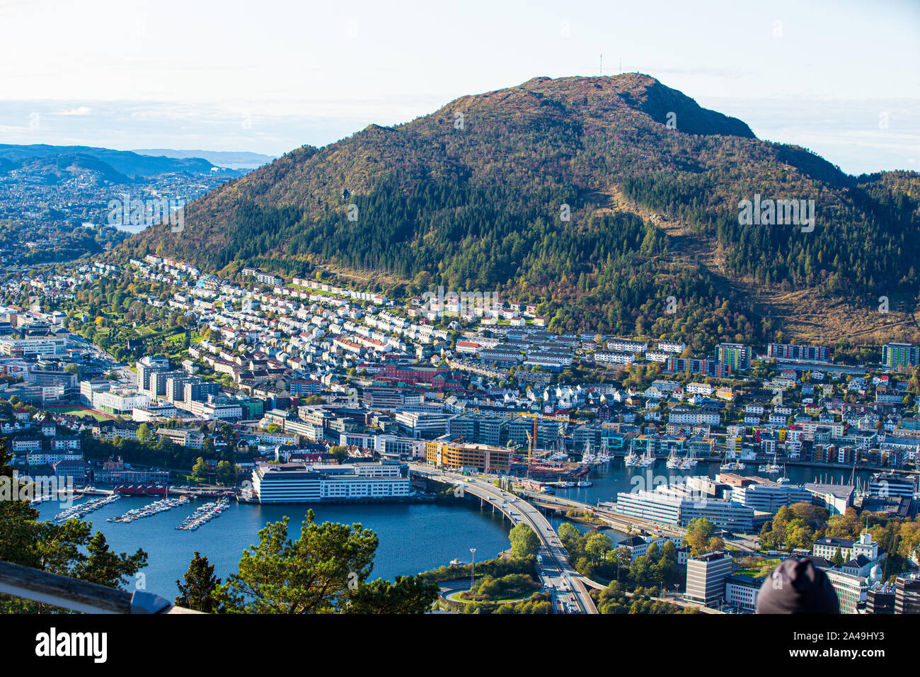 Guardando verso il basso in corrispondenza della vista mozzafiato su Bergen dalla cima del Monte Floyen. Bergen, Norvegia Foto Stock