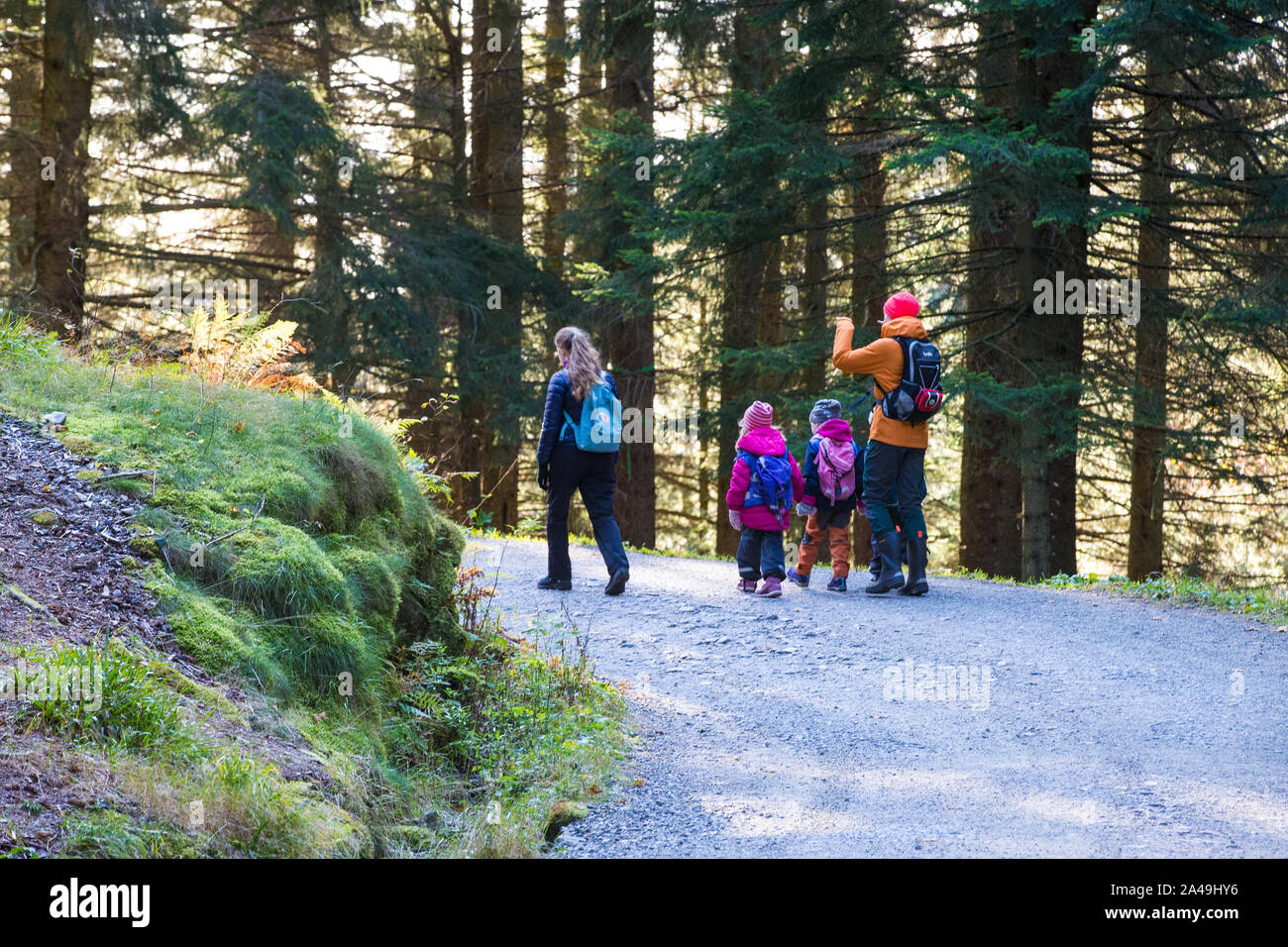 Una famiglia su un'escursione sul Monte Floyen, Bergen, Norvegia Foto Stock