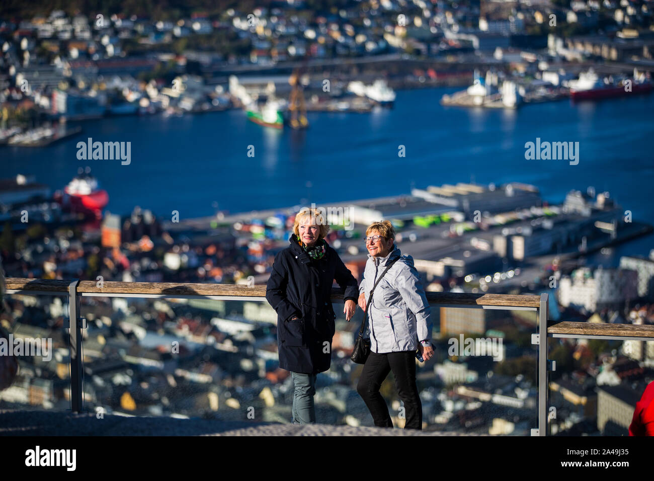 Turisti che si godono la vista dalla cima del Monte Floyen, Bergen, Norvegia Foto Stock