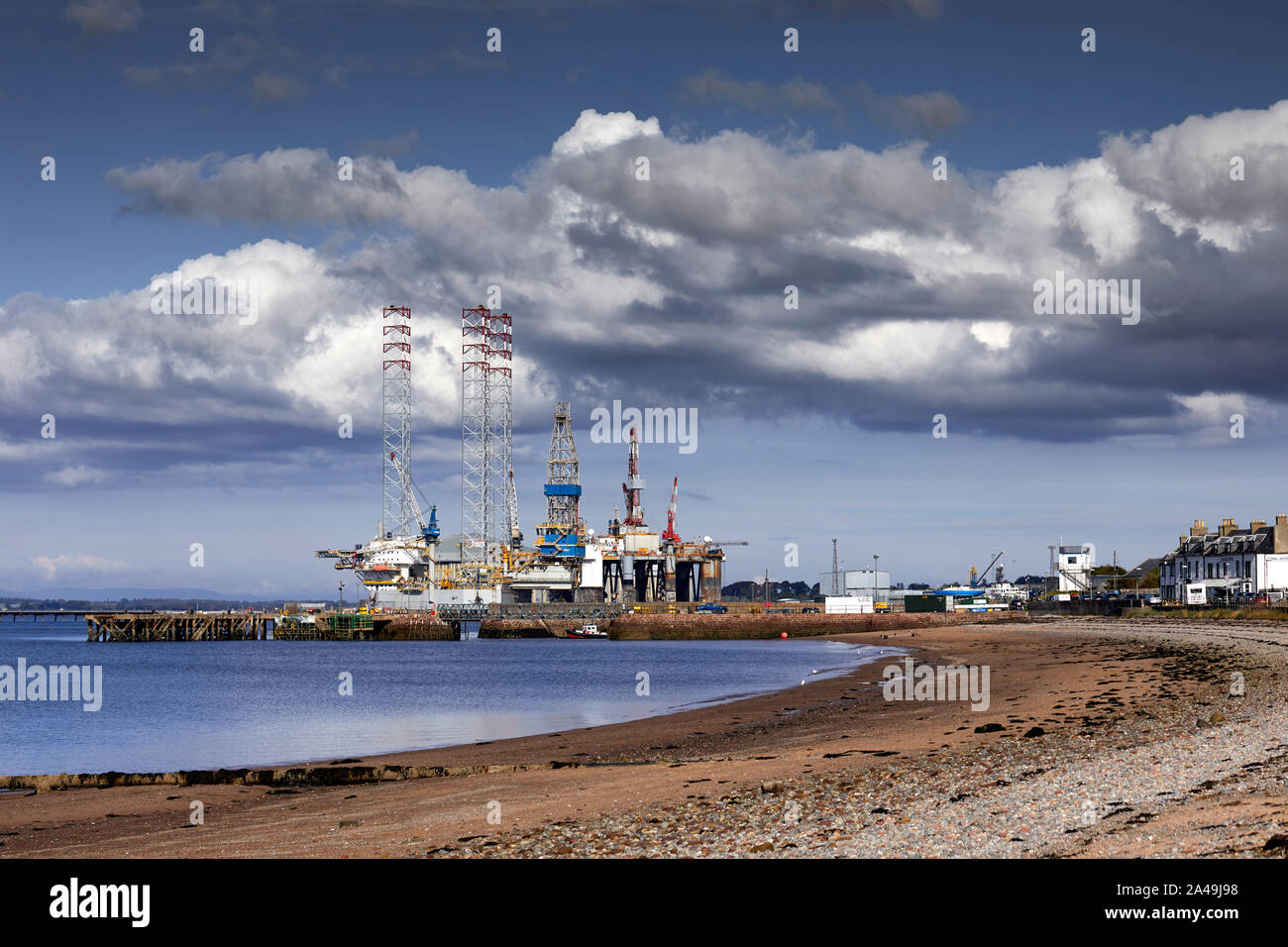 Nuvole di raccogliere oltre il porto marittimo di Cromarty con oli pesanti operazioni di settore. 23/09/19 Foto Stock