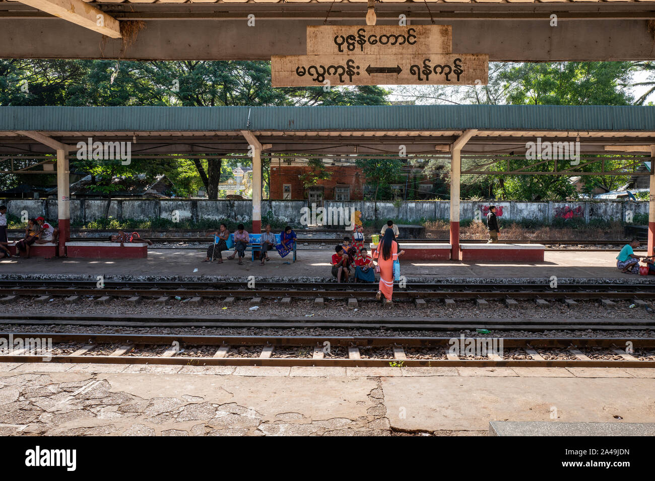 Vita quotidiana alla stazione ferroviaria di Yangon in Myanmar Foto Stock